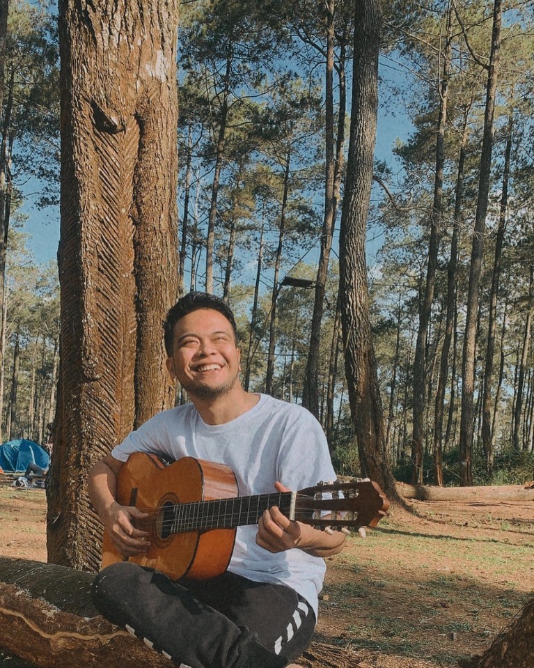 Sebuah video curhatan sopir taksi online yang diutangin oleh Reza SMASH menyita perhatian publik. Yuk kita intip potret Reza!