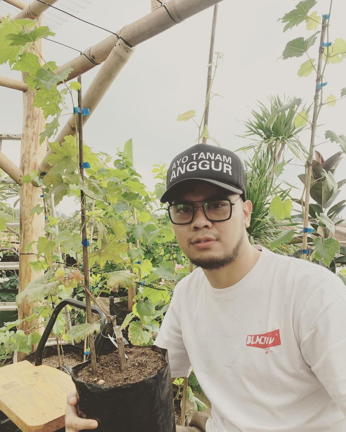 Sebuah video curhatan sopir taksi online yang diutangin oleh Reza SMASH menyita perhatian publik&period; Yuk kita intip potret Reza&excl;