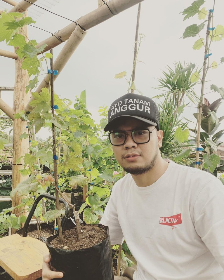 Reza SMASH Sebuah video curhatan sopir taksi online yang diutangin oleh Reza SMASH menyita perhatian publik. Yuk kita intip potret Reza!