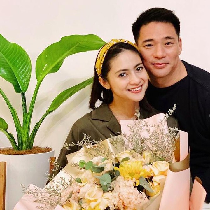 <p>Meski LDR, hubungan Rini Yulianti dan Michael Andrew Ha tetap langgeng tanpa diterpa berita miring, Bunda. (Foto: Instagram @riniyulianti)</p>