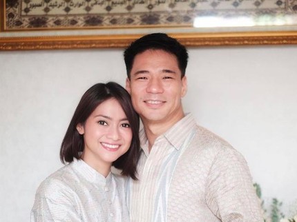 7 Potret Romantis Rini Yulianti, Adik Ririn Ekawati Bareng Suami Mualaf Asal Korea