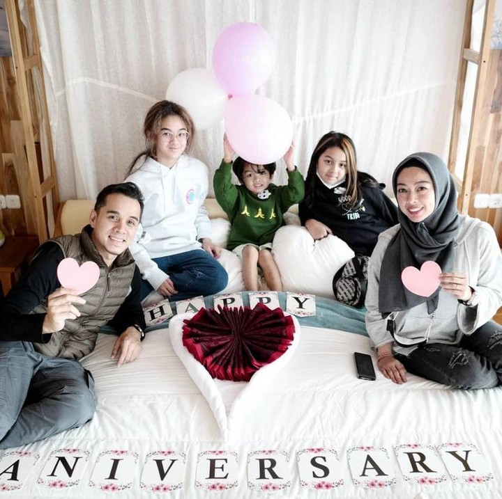 <p>Shaista dan kedua adiknya juga ikut serta merayakan hari jadi pernikahan Ayah dan Ibunda. <em>So sweet</em> banget, nih. (Foto: Instagram: @rio.stokhorst)</p>