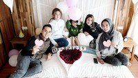 <p>Shaista dan kedua adiknya juga ikut serta merayakan hari jadi pernikahan Ayah dan Ibunda. <em>So sweet</em> ya? (Foto: Instagram: @rio.stokhorst)</p>
