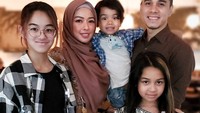 <p>Tumbuh sebagai putri sulung, Shaista menjadi pelindung bagi kedua adiknya. Ia sangat menyayangi Shanika dan Raqilla. (Foto: Instagram: @rio.stokhorst)</p>