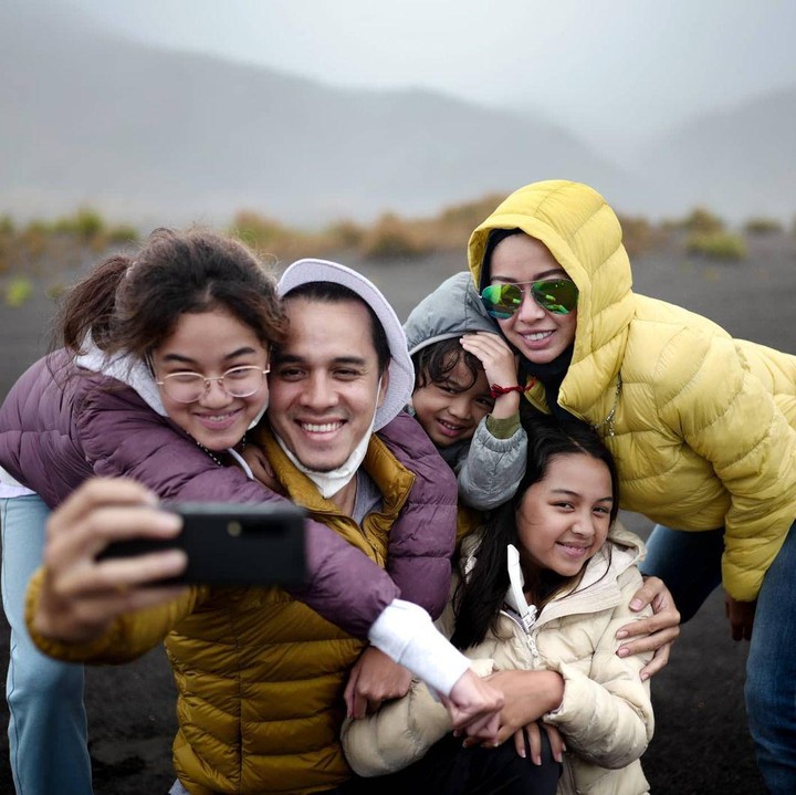 <p>Rio dan Aureli kerap mengajak ketiga buah hatinya berlibur. Mereka tak segan membagikan potret kehangatan di media sosial. (Foto: Instagram: @rio.stokhorst)</p>