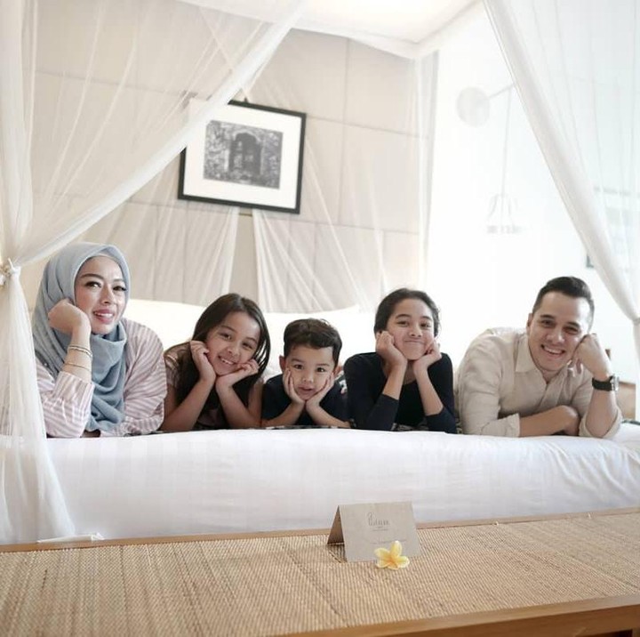<p>Meski sudah remaja, Shaista tetap ikut dong saat sesi foto keluarga. Ia bahkan berpose dengan gaya imut di sebelah ayahnya. (Foto: Instagram: @rio.stokhorst)</p>