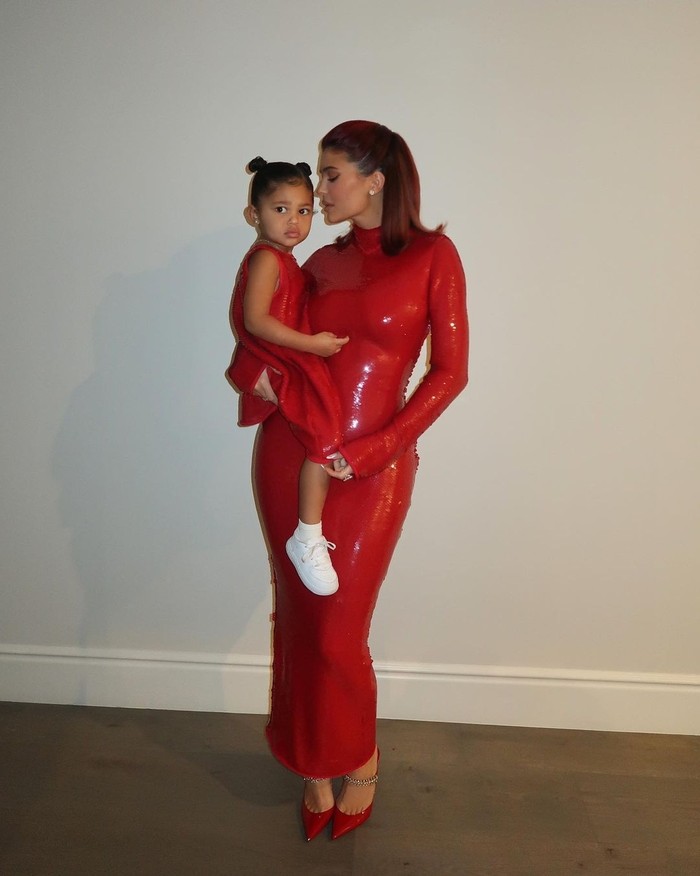 Saat perayaan Natal tahun lalu, Kylie dan Stormi mengenakan outfit bernuansa merah cerah. Meski berpotongan simple, namun material pakaian yang mengilap membuat outfit Natal mereka tetap terlihat mewah. (Foto: instagram.com/kyliejenner)