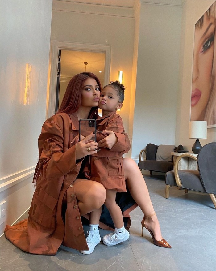 Sebagai ikon dan pemilik bisnis kecantikan, Kylie Jenner sangat total dalam berpenampilan. Termasuk ketika ia sedang bersama sang putri, Stormi. Mereka sering terlihat mengenakan OOTD kembar yang matching dan stylish. (Foto: instagram.com/kyliejenner)