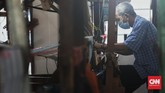 FOTO: Untaian Tenun Tajung khas Palembang yang Memikat Seperti daerah lain di Indonesia, Palembang juga memiliki kain tenun khasnya yang dikenal sebagai tenun tajung. Kain ini memiliki ragam motif yang memikat.
