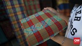 FOTO: Untaian Tenun Tajung khas Palembang yang Memikat Seperti daerah lain di Indonesia, Palembang juga memiliki kain tenun khasnya yang dikenal sebagai tenun tajung. Kain ini memiliki ragam motif yang memikat.