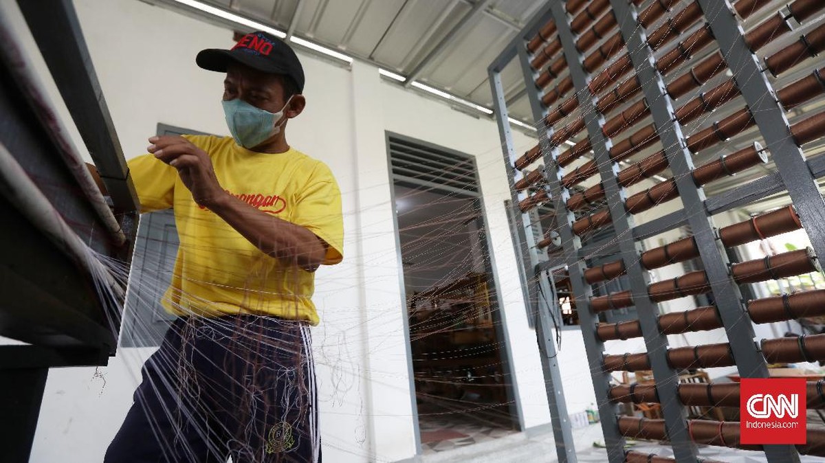 FOTO: Untaian Tenun Tajung khas Palembang yang Memikat