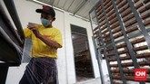 FOTO: Untaian Tenun Tajung khas Palembang yang Memikat Seperti daerah lain di Indonesia, Palembang juga memiliki kain tenun khasnya yang dikenal sebagai tenun tajung. Kain ini memiliki ragam motif yang memikat.