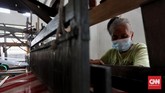 FOTO: Untaian Tenun Tajung khas Palembang yang Memikat Seperti daerah lain di Indonesia, Palembang juga memiliki kain tenun khasnya yang dikenal sebagai tenun tajung. Kain ini memiliki ragam motif yang memikat.