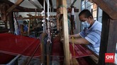 FOTO: Untaian Tenun Tajung khas Palembang yang Memikat Seperti daerah lain di Indonesia, Palembang juga memiliki kain tenun khasnya yang dikenal sebagai tenun tajung. Kain ini memiliki ragam motif yang memikat.