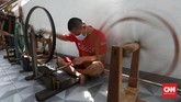 FOTO: Untaian Tenun Tajung khas Palembang yang Memikat Seperti daerah lain di Indonesia, Palembang juga memiliki kain tenun khasnya yang dikenal sebagai tenun tajung. Kain ini memiliki ragam motif yang memikat.
