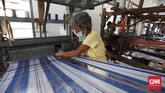 FOTO: Untaian Tenun Tajung khas Palembang yang Memikat Seperti daerah lain di Indonesia, Palembang juga memiliki kain tenun khasnya yang dikenal sebagai tenun tajung. Kain ini memiliki ragam motif yang memikat.