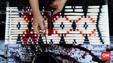 FOTO: Untaian Tenun Tajung khas Palembang yang Memikat Seperti daerah lain di Indonesia, Palembang juga memiliki kain tenun khasnya yang dikenal sebagai tenun tajung. Kain ini memiliki ragam motif yang memikat.