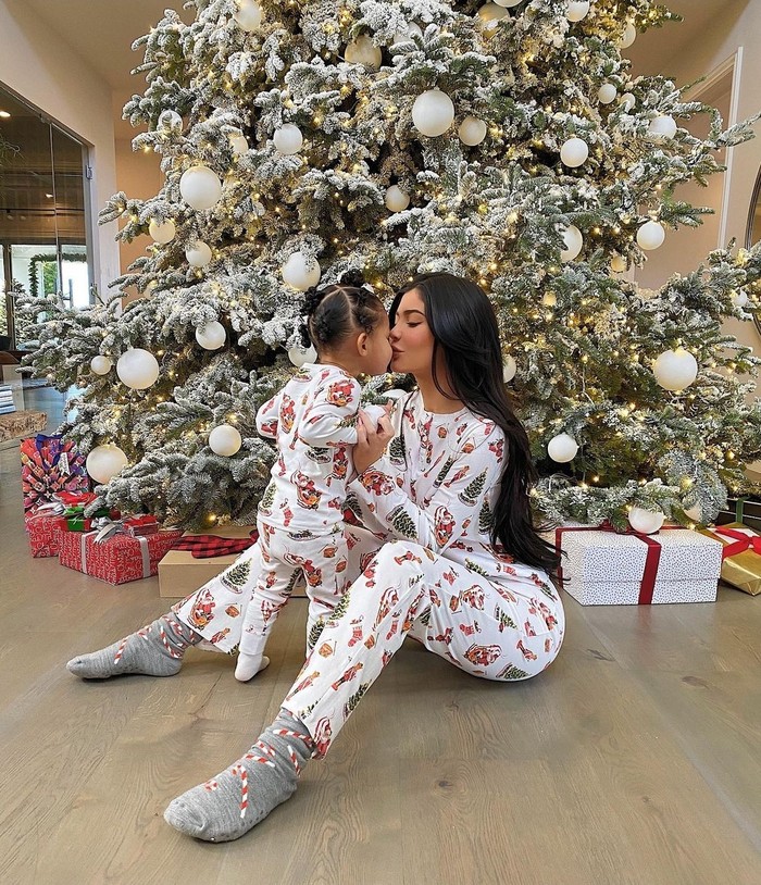 Tidak hanya pakaian mewah saja, outfit matching Kylie dan Stormi yang stylish juga termasuk piyama mereka. Gemas banget, ya! (Foto: instagram.com/kyliejenner)