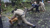 FOTO: India Porak-poranda Diterjang Topan dan Tsunami Covid Belum selesai dihantam tsunami Covid-19, kini India diterjang topan mematikan yang sudah menewaskan enam orang sejak pekan lalu.