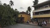 FOTO: India Porak-poranda Diterjang Topan dan Tsunami Covid Belum selesai dihantam tsunami Covid-19, kini India diterjang topan mematikan yang sudah menewaskan enam orang sejak pekan lalu.