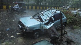 FOTO: India Porak-poranda Diterjang Topan dan Tsunami Covid