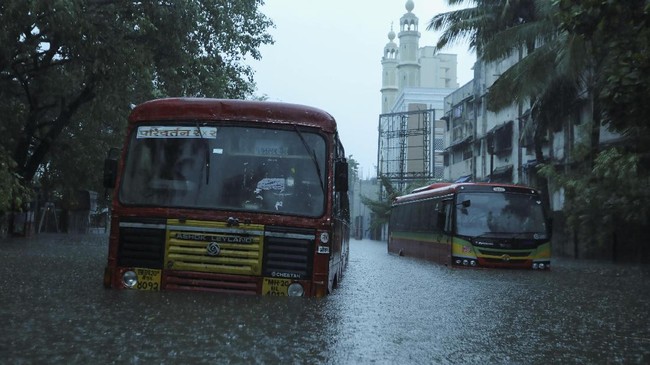 Sebanyak 30 orang di Mumbai, India, meninggal akibat tertimbun reruntuhan bangunan yang hancur dihantam tanah longsor.