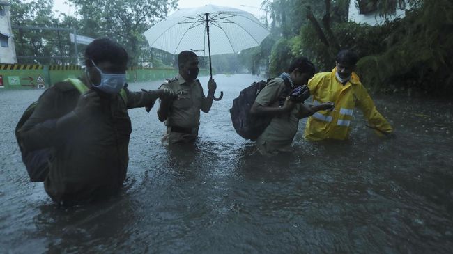 Topan Mematikan Terjang Kapal di India, 127 Orang Hilang