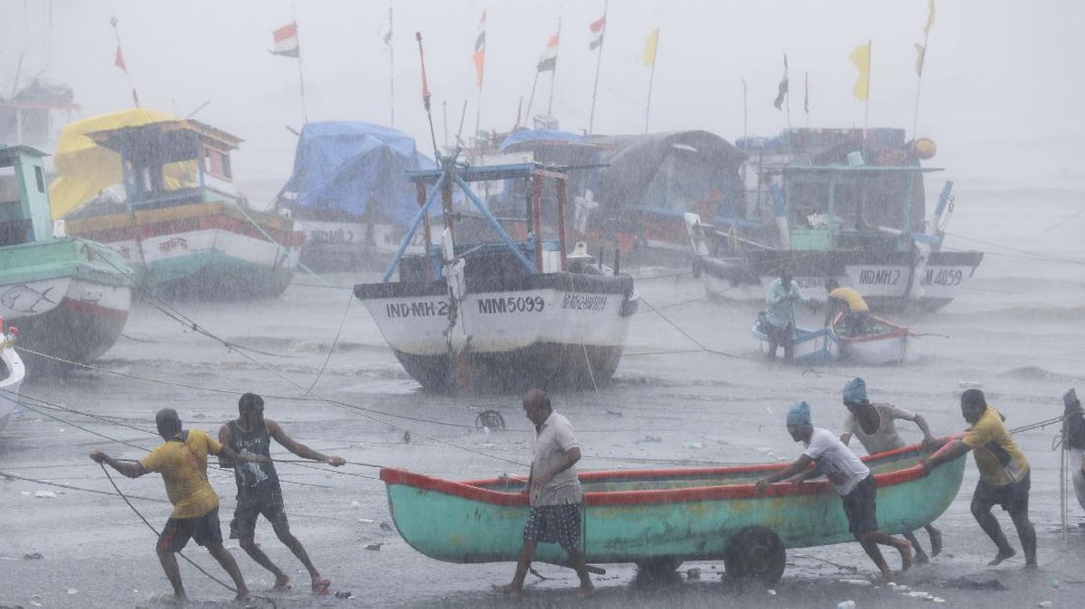FOTO: India Porak-poranda Diterjang Topan dan Tsunami Covid