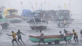 FOTO: India Porak-poranda Diterjang Topan dan Tsunami Covid Belum selesai dihantam tsunami Covid-19, kini India diterjang topan mematikan yang sudah menewaskan enam orang sejak pekan lalu.