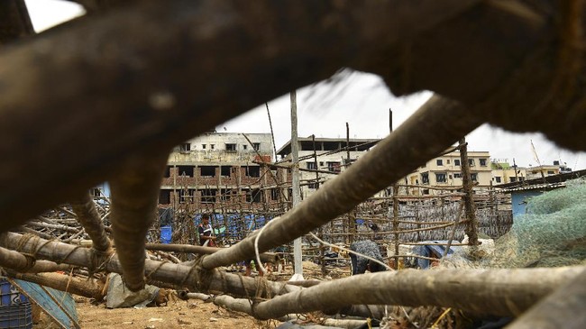 FOTO: India Porak-poranda Diterjang Topan dan Tsunami Covid
