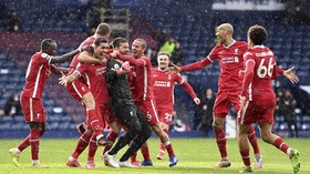 FOTO: Sundulan Ajaib Alisson Bawa Liverpool Menang Dramatis