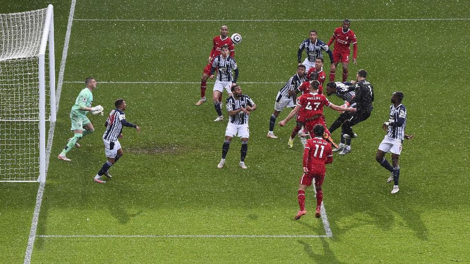 Foto Sundulan Ajaib Alisson Bawa Liverpool Menang Dramatis Foto 4