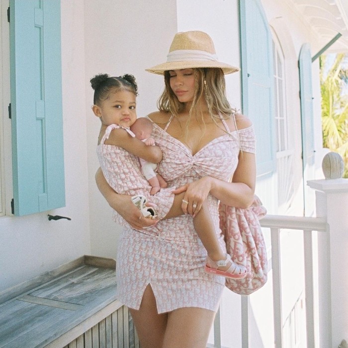 Yang satu ini bisa banget disontek. Cocok buat inspirasi OOTD musim panas nanti. (Foto: instagram.com/kyliejenner)