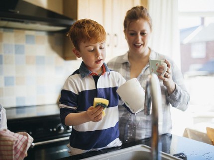 7 Pekerjaan Rumah Tangga untuk Anak Laki-laki, Tak Perlu Malu Cuci Piring
