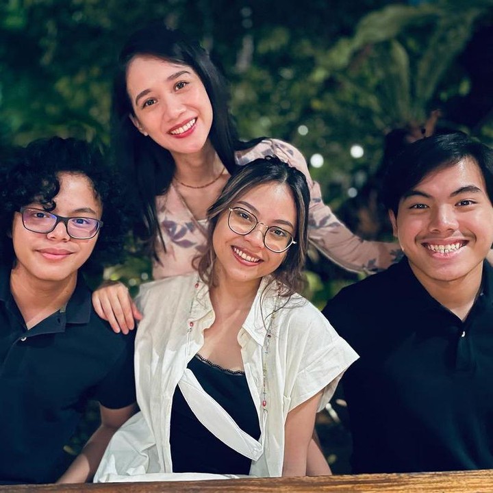 <p>Beginilah, Bunda, potret kedekatan Gista Putri dengan ketiga anak sambungnya. Semoga harmonis selalu ya... (Foto: Instagram @wishnutama)</p>