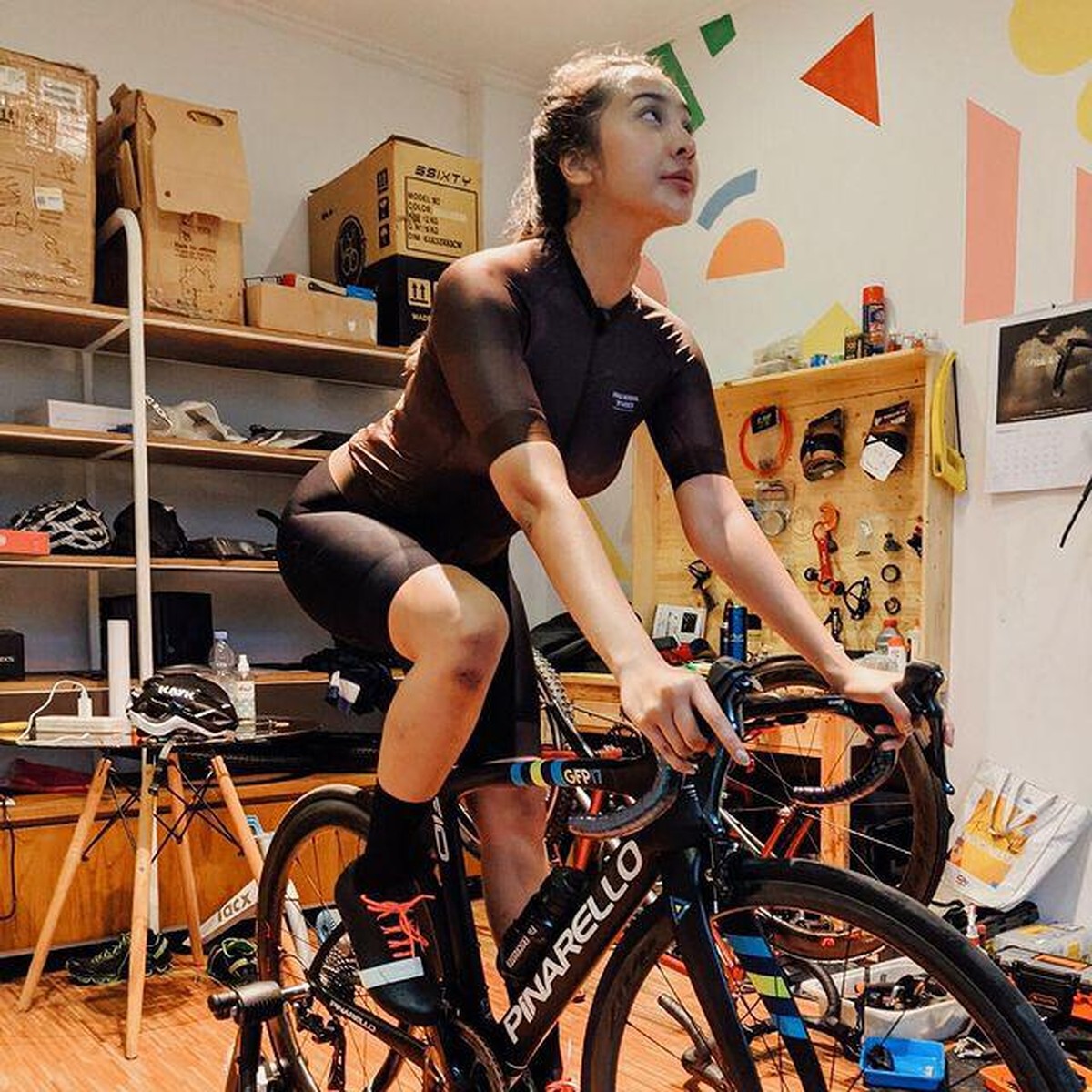 Anya Geraldine saat olahraga dibanjiri peluh