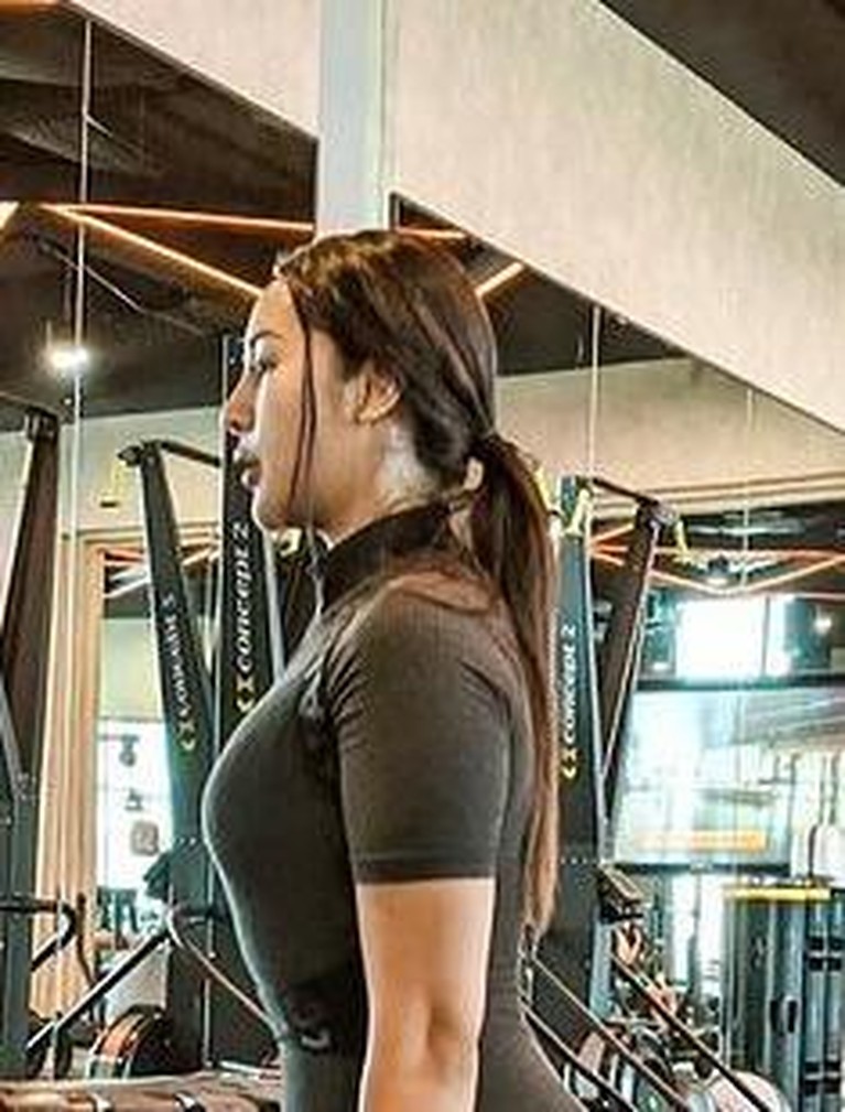 Anya Geraldine Anya Geraldine saat olahraga dibanjiri peluh