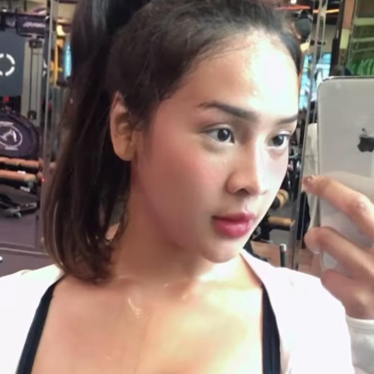 Anya Geraldine saat olahraga dibanjiri peluh