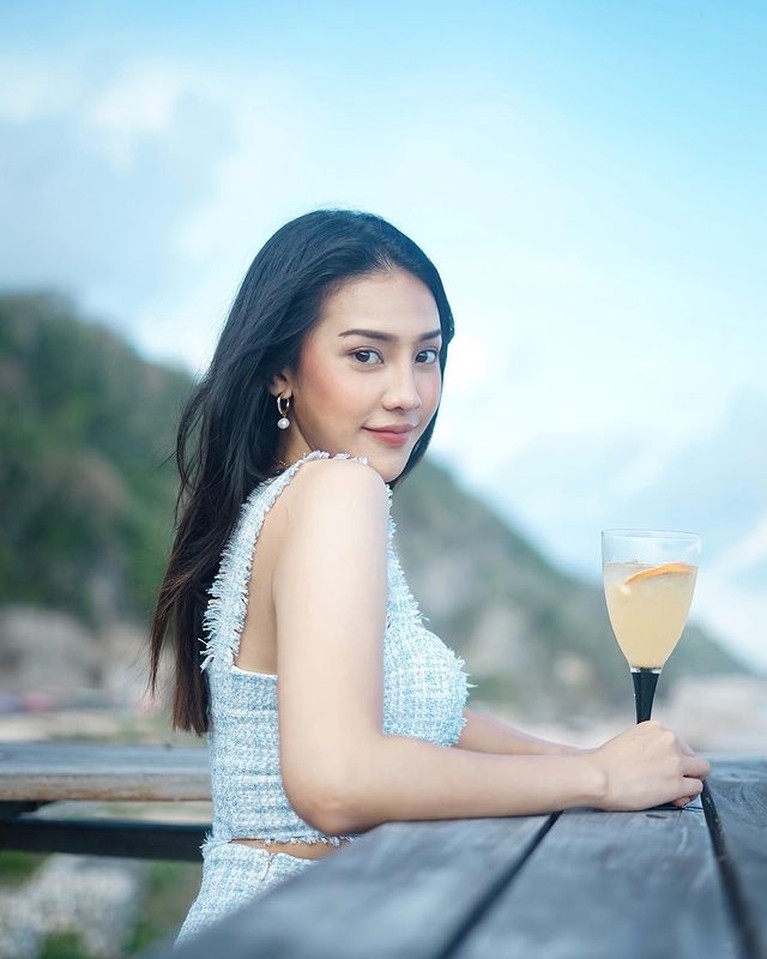 Anya Geraldine Punya wajah cantik dan tubuh yang seksi membuat Anya Geraldine menjadi wanita dambaan kaum adam. Yuk kita intip potretnya!