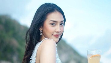 img-title Bra Mengintip karena Baju Menerawang, Anya Geraldine Bikin Heboh