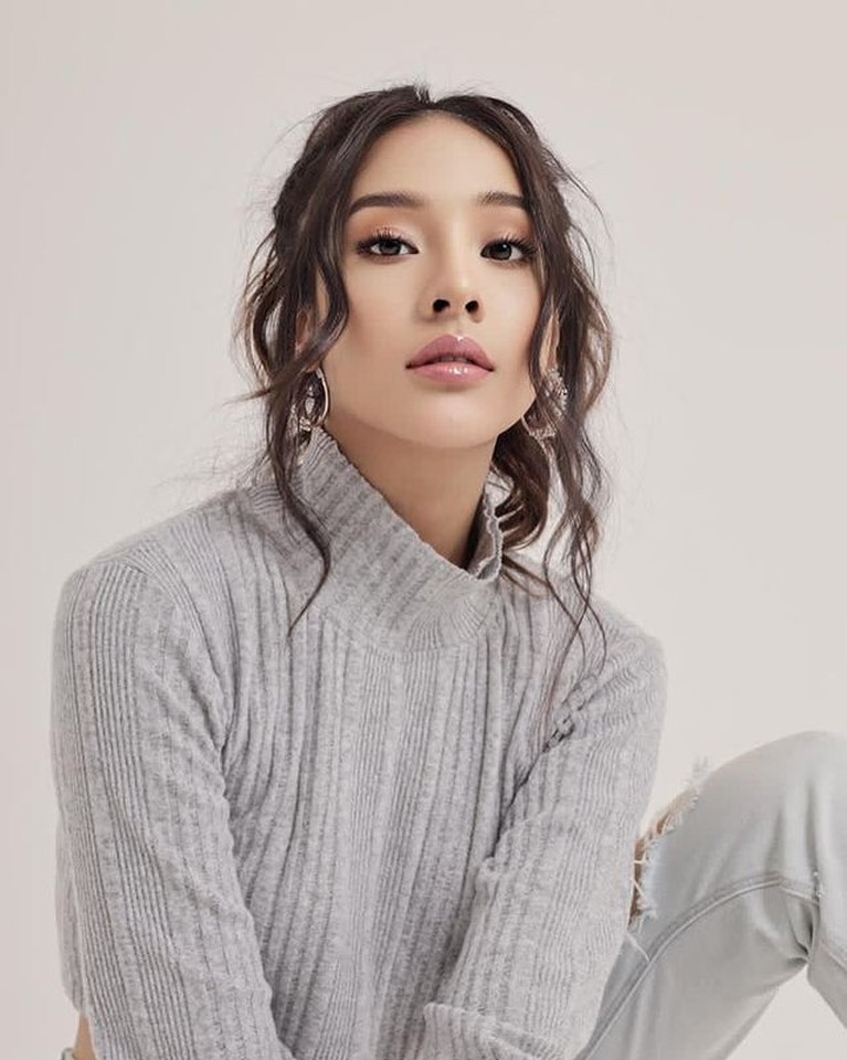 Punya wajah cantik dan tubuh yang seksi membuat Anya Geraldine menjadi wanita dambaan kaum adam. Yuk kita intip potretnya!