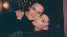 Ariana Grande Diduga Sindir Mantan Suaminya di Eternal Sunshine Deluxe