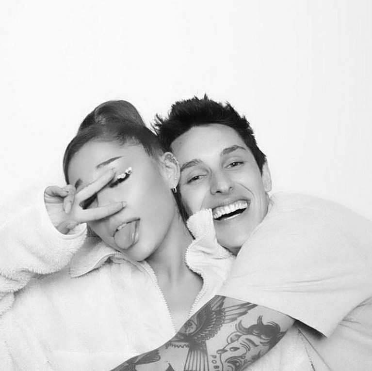 Ariana Grande dan Dalton Gomez Penyanyi muda Hollywood Ariana Grande telah resmi menikah dengan kekasihnya Dalton Gomez. Yuk kita intip kemesraan mereka!