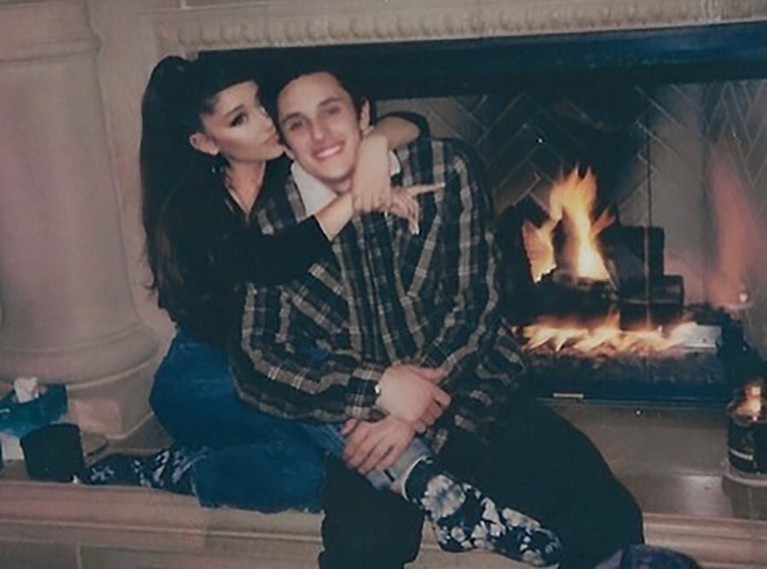 Ariana Grande dan Dalton Gomez Penyanyi muda Hollywood Ariana Grande telah resmi menikah dengan kekasihnya Dalton Gomez. Yuk kita intip kemesraan mereka!