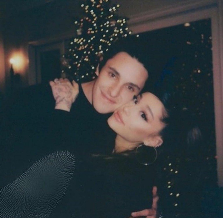 Ariana Grande dan Dalton Gomez Penyanyi muda Hollywood Ariana Grande telah resmi menikah dengan kekasihnya Dalton Gomez. Yuk kita intip kemesraan mereka!