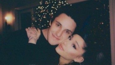 img-title Rumah Tangga Diisukan Retak, Ariana Grande & Dalton Gomez Bakal Cerai