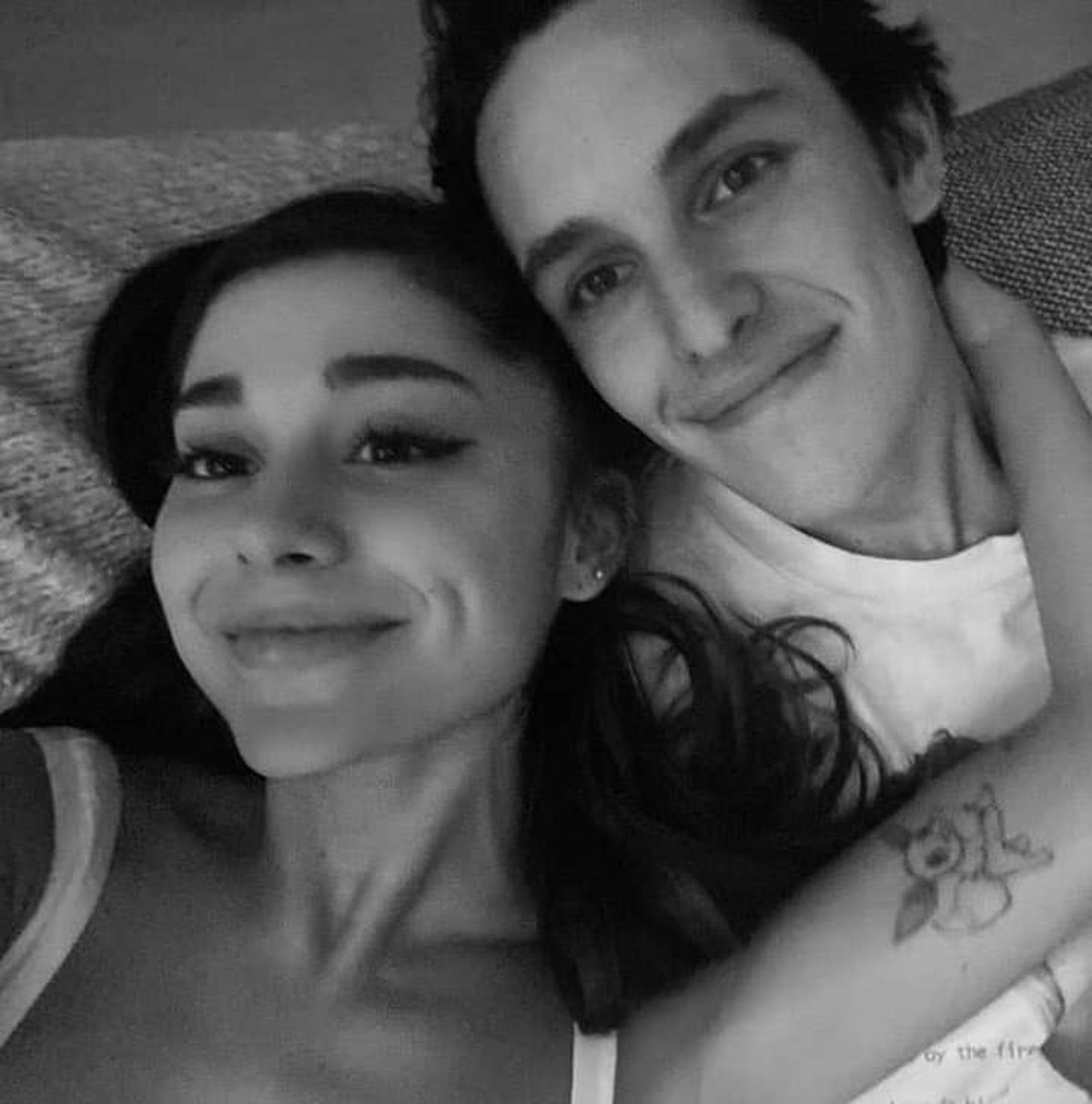 Penyanyi muda Hollywood Ariana Grande telah resmi menikah dengan kekasihnya Dalton Gomez&period; Yuk kita intip kemesraan mereka&excl;
