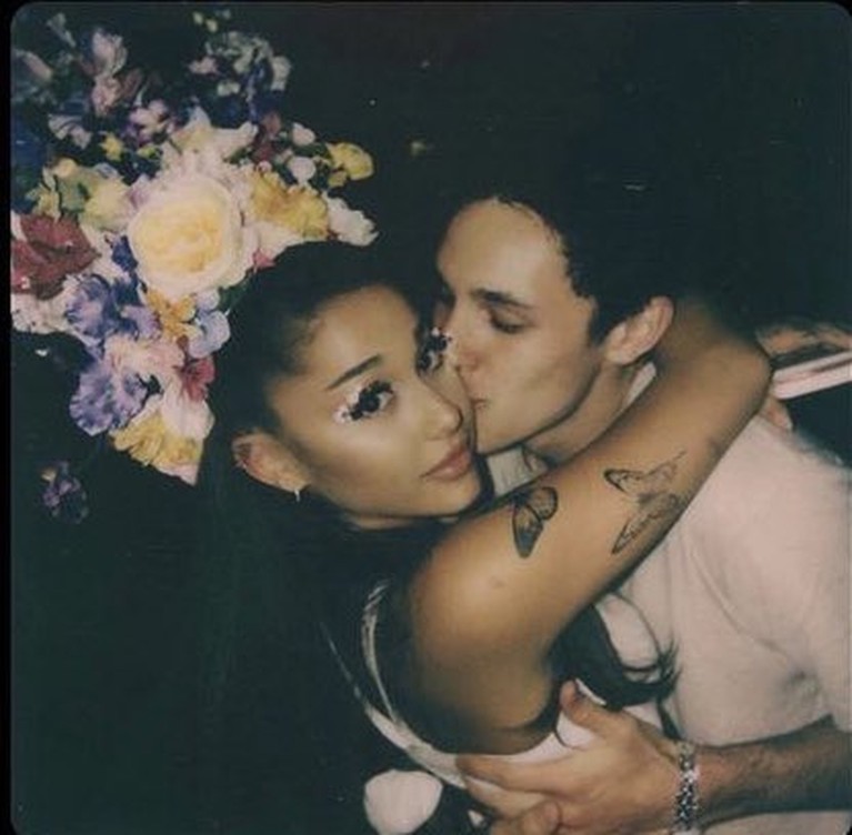 Ariana Grande dan Dalton Gomez Penyanyi muda Hollywood Ariana Grande telah resmi menikah dengan kekasihnya Dalton Gomez. Yuk kita intip kemesraan mereka!