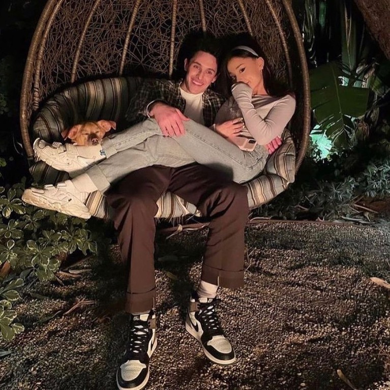 Ariana Grande dan Dalton Gomez Penyanyi muda Hollywood Ariana Grande telah resmi menikah dengan kekasihnya Dalton Gomez. Yuk kita intip kemesraan mereka!