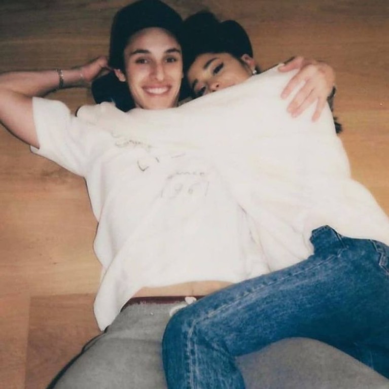 Ariana Grande dan Dalton Gomez Penyanyi muda Hollywood Ariana Grande telah resmi menikah dengan kekasihnya Dalton Gomez. Yuk kita intip kemesraan mereka!